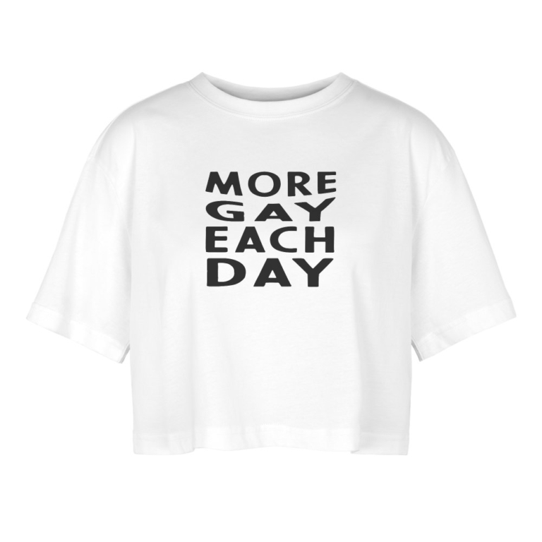 more-gay-each-day-frauen-oversized-cropped-t-shirt-weiss