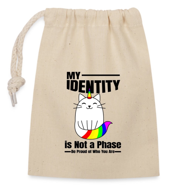 my-identity-is-not-a-phase-verschliessbarer-geschenkbeutel-aus-baumwolle-14x20cm-natur
