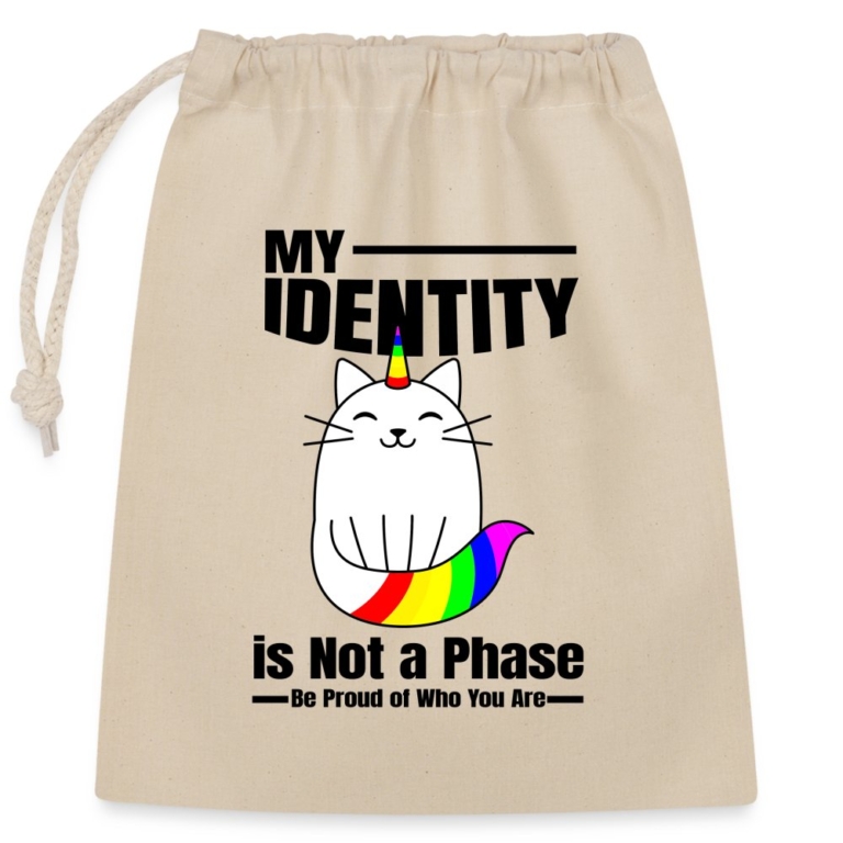 my-identity-is-not-a-phase-verschliessbarer-geschenkbeutel-aus-baumwolle-25x30cm-natur